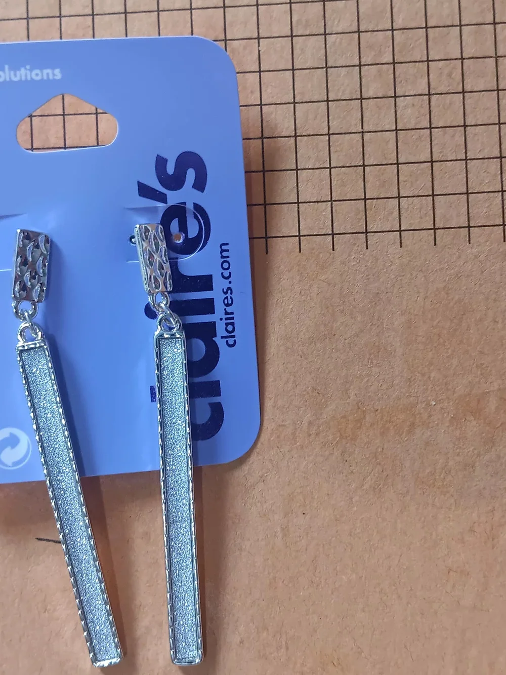 Unbranded White Earring Display Card with Metal Posts (Pair)